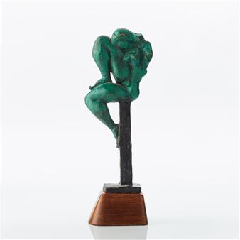 Sittande kvinnofigur på piedestal - Thomas Almberg