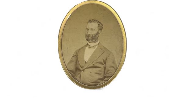 Etienne CARJAT Portrait of a Man with an Oval View Retouched photograph with dry stamp on mount, lower center. 23.5 x 18 cm (photograph, in view) Collection of goods Lots may be collected free of charge from the auctioneer's office until Friday September 13 at 1 pm. After this date, lots will be transferred to the Gauriat storage company, which will be invoiced €10 per slip, plus storage charges of €5 per week and per item by Etienne Carjat, September 13