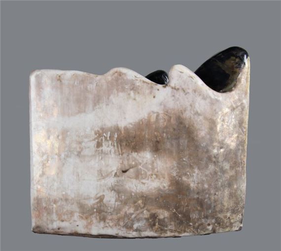 Vase plat rectangulaire à col travaillé  raku à glaçure beige craquelée et intérieur noir by Gisèle Buthod-Garçon, 2000