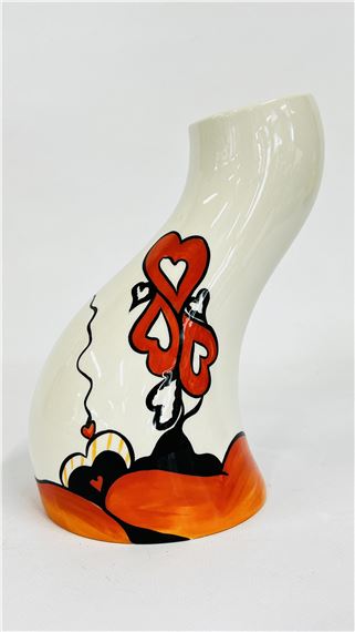 A LORNA BAILEY VASE "VALENTINE DRIVE" BEARING SIGNATURE H 19.5CM