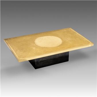 An etched brass coffee table by Lova Creation - Lova Creation