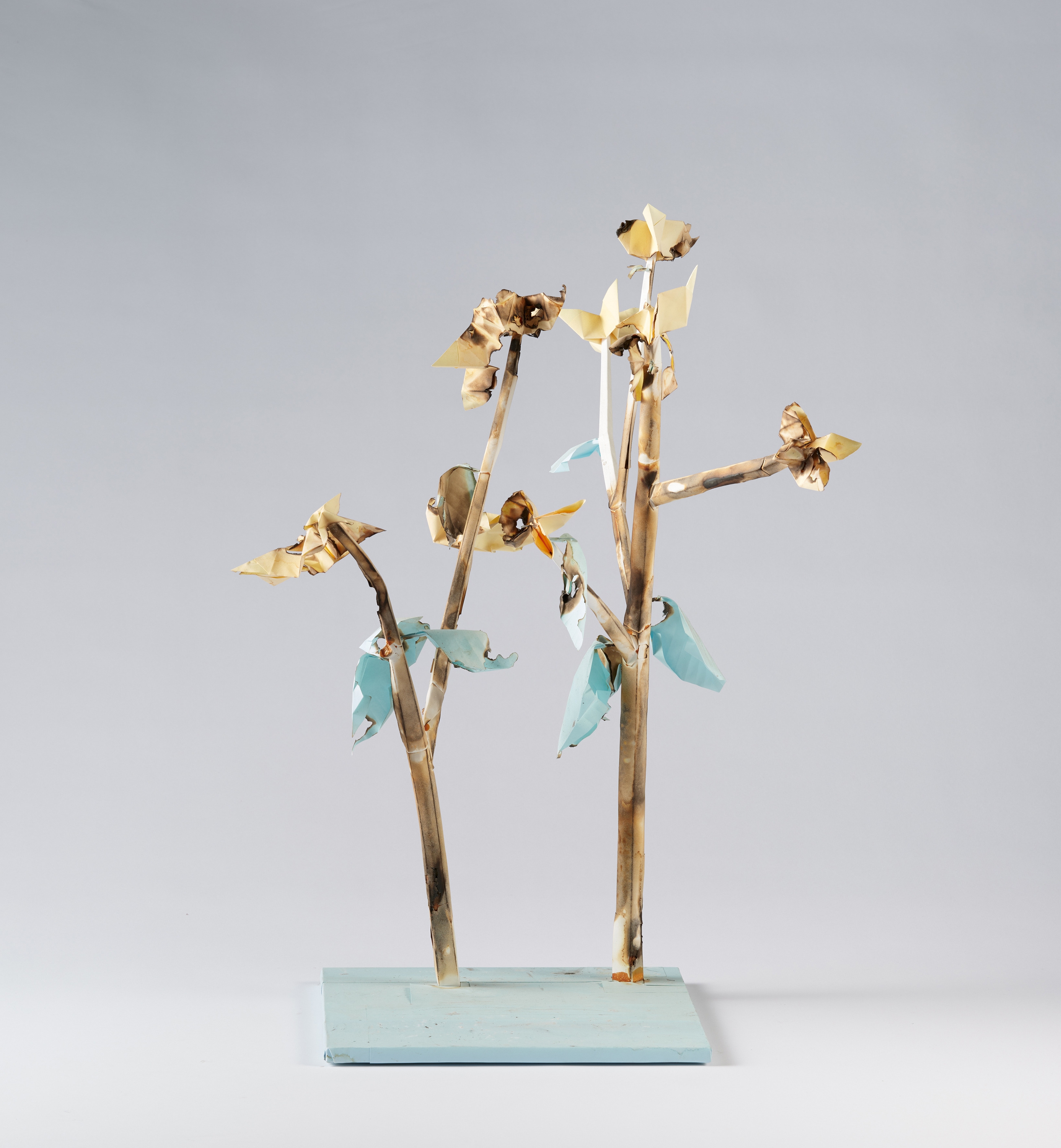 Artwork by Tobias Rehberger, Kaputte Zwergenmutter 19, Made of Papier (teilweise verkohlt), Draht, Holz, Bauschaum