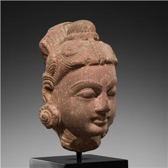 A FINELY CARVED RED SANDSTONE HEAD OF A GODDESS, MATHURA - Central Indian School, 6th Century