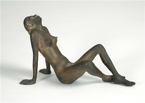 Dédé leaning on her hands (ca. 1965-1970