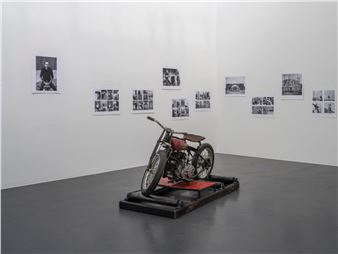 Florian Holzherr: Motodrom – Wall Of Death - Walter Storms Galerie