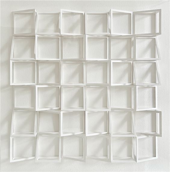 Schattengitter 2 (WR-SG 2). Unikates Wandobjekt. Weiße Dispersionsfarbe über Holz. 1981. 71 x 71 x 6,8 cm. Im Plexiglaskasten by Klaus Staudt, 1932