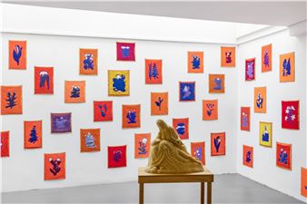 Rini Hurkmans: Pietà, Millefleurs - Lumen Travo Gallery