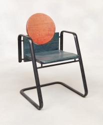 Artwork by Martin Stoll, Suite de douze chaises cantilever en bois laqué et métal, modèle "G-Pino", Made of Meubles