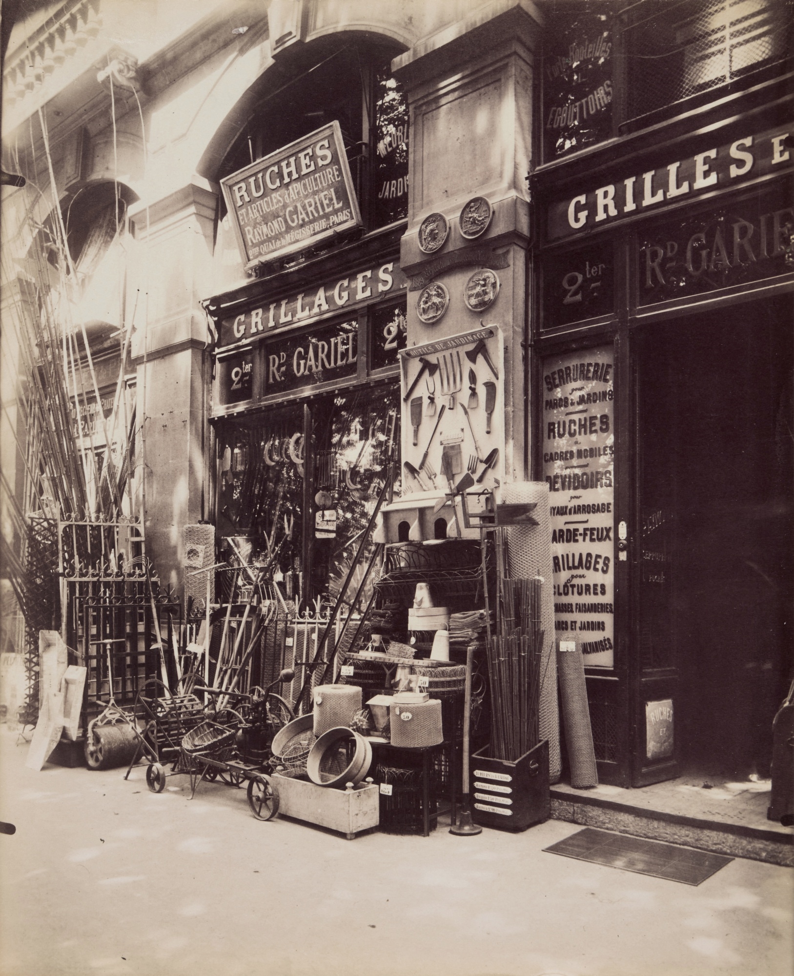 Eugène Atget | Boutique d'apiculture, Quai de la Mégisserie (1911 ...