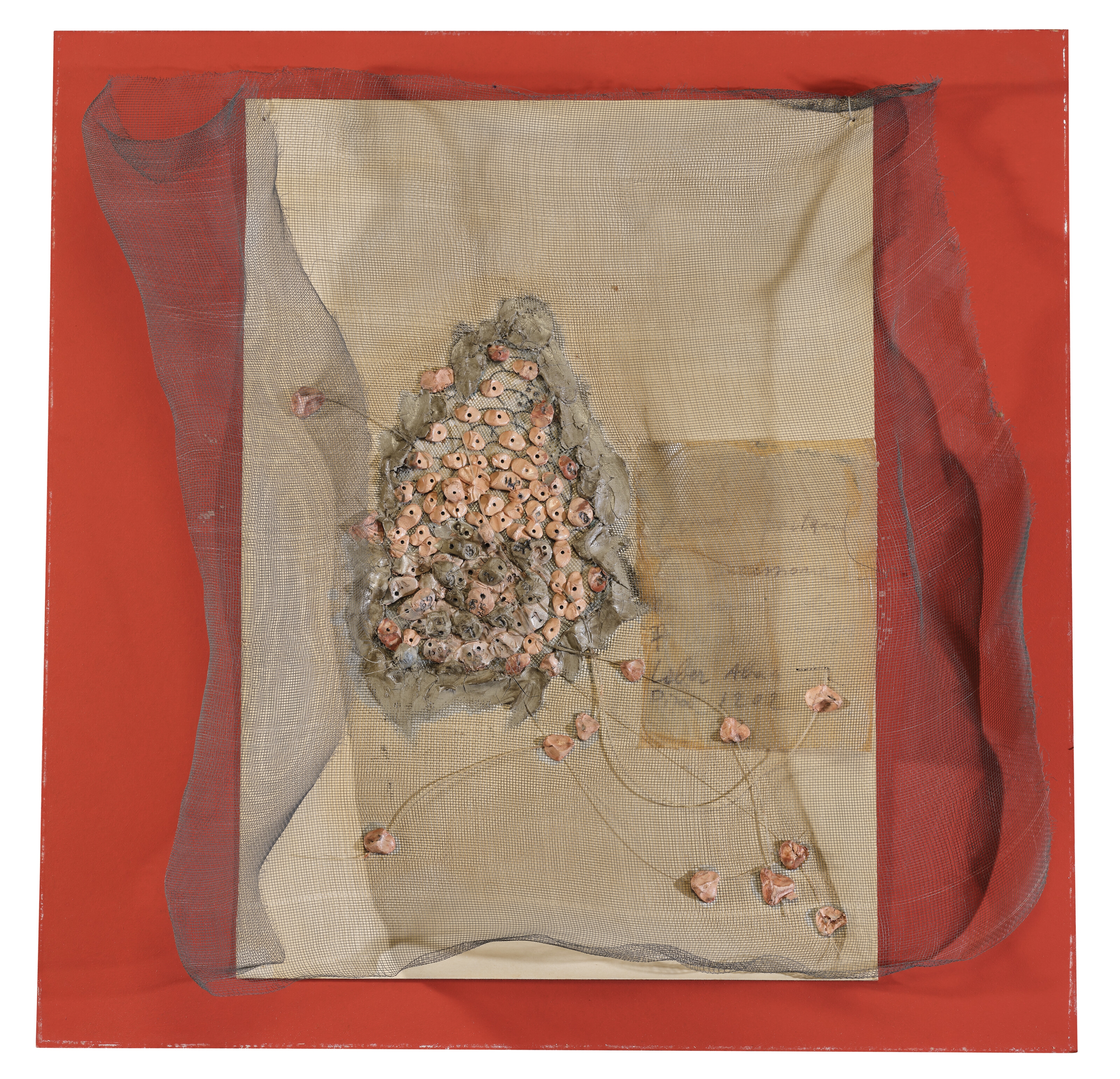 Artwork by Mario Merz, Sans titre, Made of metal mesh, nylon thread, clay and cardboard laid down on masonite