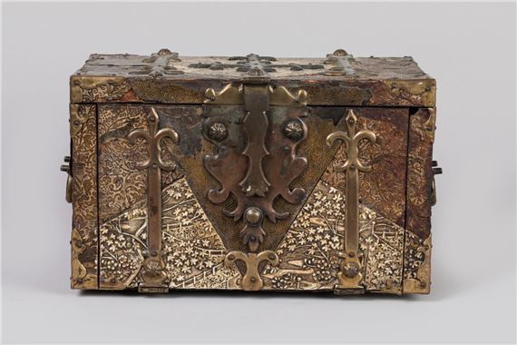 Petit COFFRET de voyage de forme rectangulaire garni de cuir gaufré à décor laqué dans by De La Cour