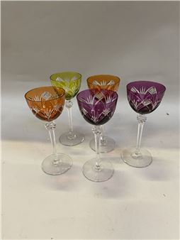 CRISTALLERIE DE NANCY - Suite de cinq VERRES type ROEMER à pied en cristal coloré signés. H: 20 cm - Cristallerie de Nancy