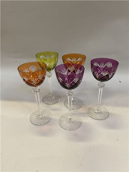 CRISTALLERIE DE NANCY - Suite de cinq VERRES type ROEMER à pied en cristal coloré signés. H: 20 cm - Cristallerie de Nancy