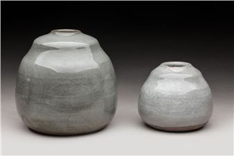 Yvonne Seyve et Josiane Chaudet Deux vases en céramique grise. Signés. H. 7 à 10,5 cm TR - Josiane Chaudet