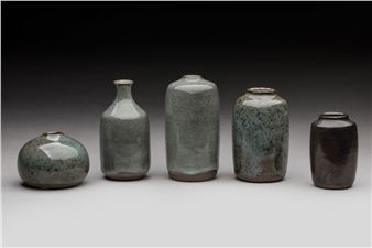 Yvonne Seyve et Josiane Chaudet Cinq petits vases en céramique dans les tons de gris. Signés. H. 5,5 à 10,5 cm Petit éclat. TR - Josiane Chaudet