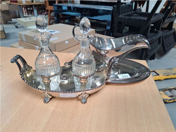 Lot de métal argenté comprenant : -Un HUILIER-VINAIGRIER navette avec ses deux flacons en verre - Ravinet d'Enfert