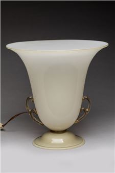 Murano Luminator de forme conique sur piédouche en verre opalin blanc à reflets jaunes à deux - Luminator