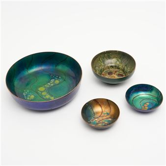 FOUR ENAMELLED DISHES BY MARY RAYMOND DIA.23CM - Mary Raymond