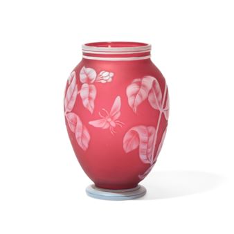 An English cameo glass vase - Thomas Webb