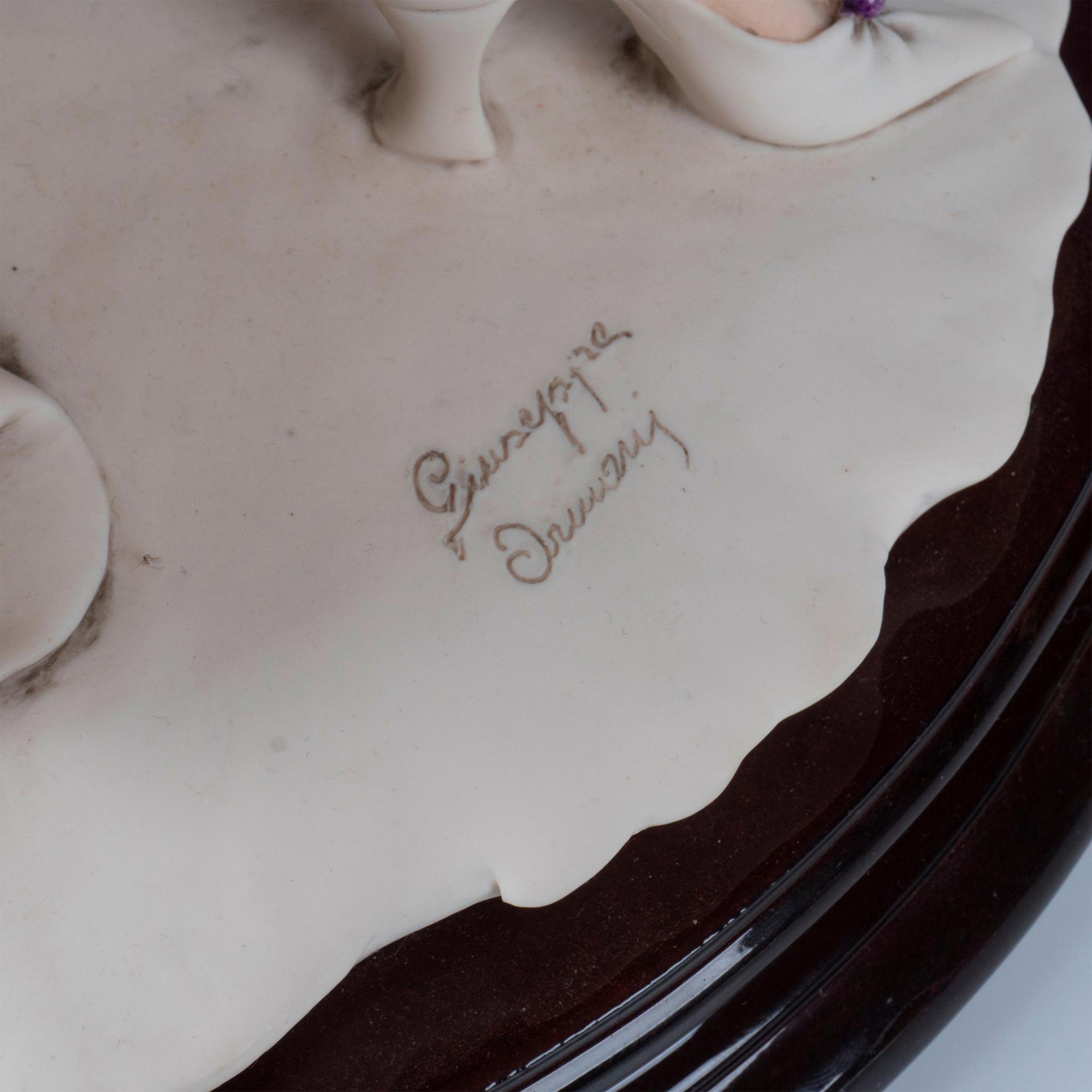 Artwork by Giuseppe Armani, Promenade, Made of porcelain figurine