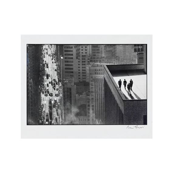 RENE BURRI 額装写真 Rene Burri | Men on a rooftop. Sao Paulo (1960) | MutualArt