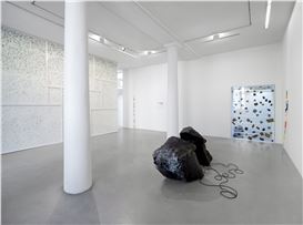 Alicja Kwade “Blue Days Dust” at Mennour, Paris