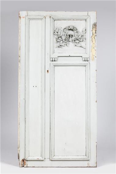 ELEMENT de BOISERIE en bois sculpté et relaqué à décor de larges moulures rectangulaires surmontées