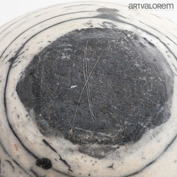 Artwork by Regula Brotbek, BROTBEK Regula (born 1958) Large cylindrical vase in raku-fired stoneware with enameled decoration of discontinuous gray lines on a white background, Made of stoneware with enameled