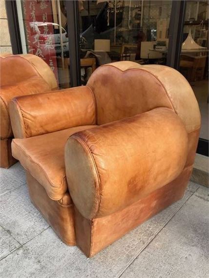 René DROUET (1898-1993), Vers 1940 Paire de larges fauteuils club de forme cubique, à dossier à découpe mouvementés et accotoirs pleins circulaires, entièrement recouverts d'un cuir gold by Rene Drouet, circa 1940