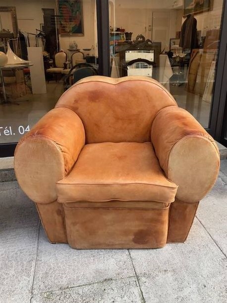 Artwork by Rene Drouet, René DROUET (1898-1993), Vers 1940 Paire de larges fauteuils club de forme cubique, à dossier à découpe mouvementés et accotoirs pleins circulaires, entièrement recouverts d'un cuir gold, Made of brown leather and black metal base