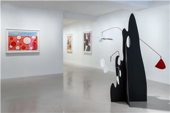 Alexander Calder: Crag with White Flower and White Discs - Thaddaeus Ropac, Paris (Marais)