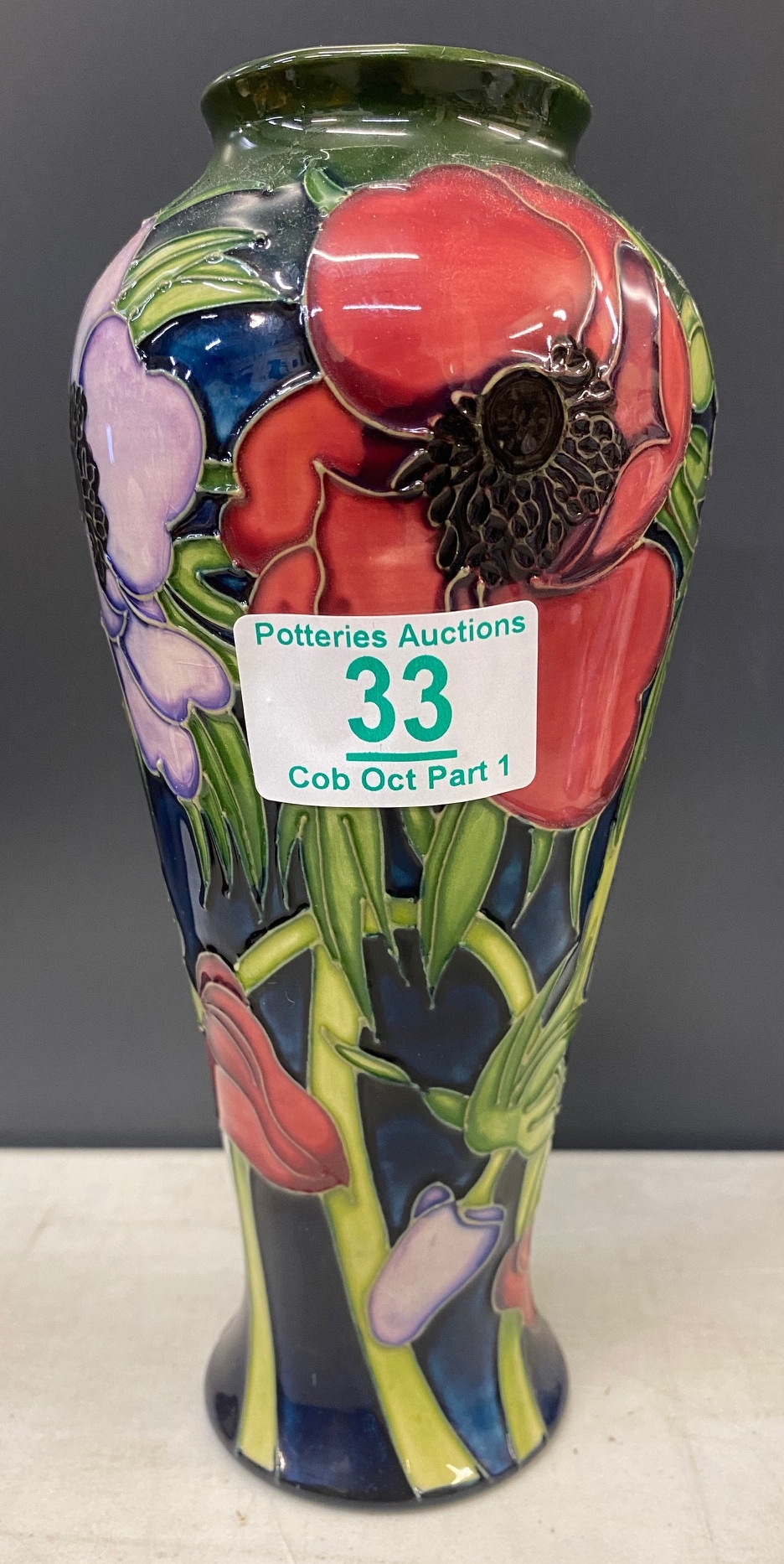Vase à anémone en glaçure salée de William Moorcroft