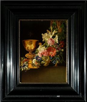 Eine üppig arrangierte Blütengirlande windet sich um einen Abendmahlskelch und einen weiteren liturgischen Gegenstand - Johanna Fischer