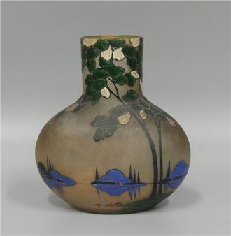 Verrerie de LEUNE (1861 - 1930)
An enameled glass vase with landscape and tree design, signed
H 20 cm - Verrerie de Leune