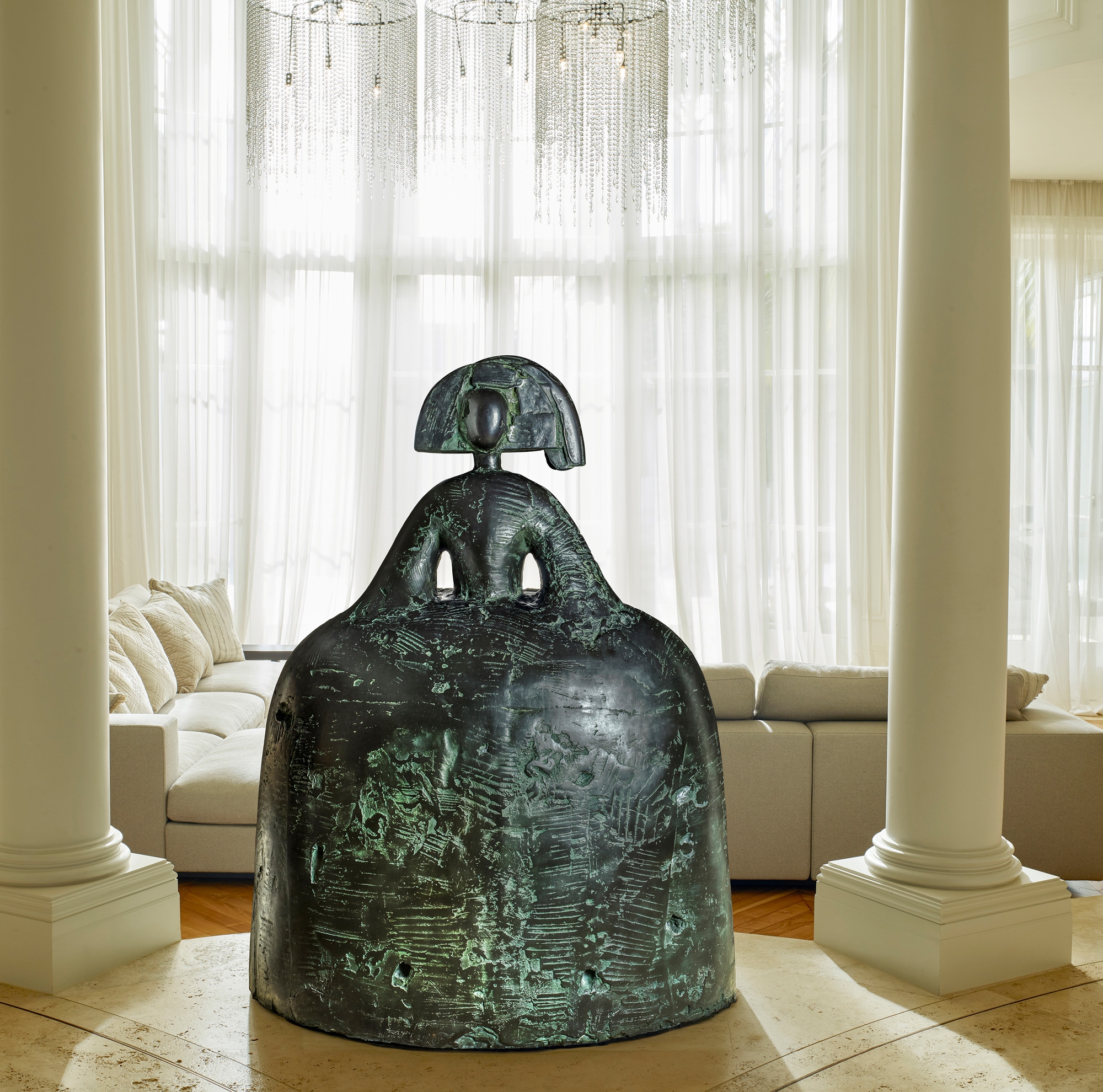 Artwork by Manolo Valdés, Reina Mariana 2004, Made of bronze