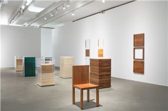 Cildo Meireles: Uma e algumas cadeiras/Camuflagens - Galeria Luisa Strina