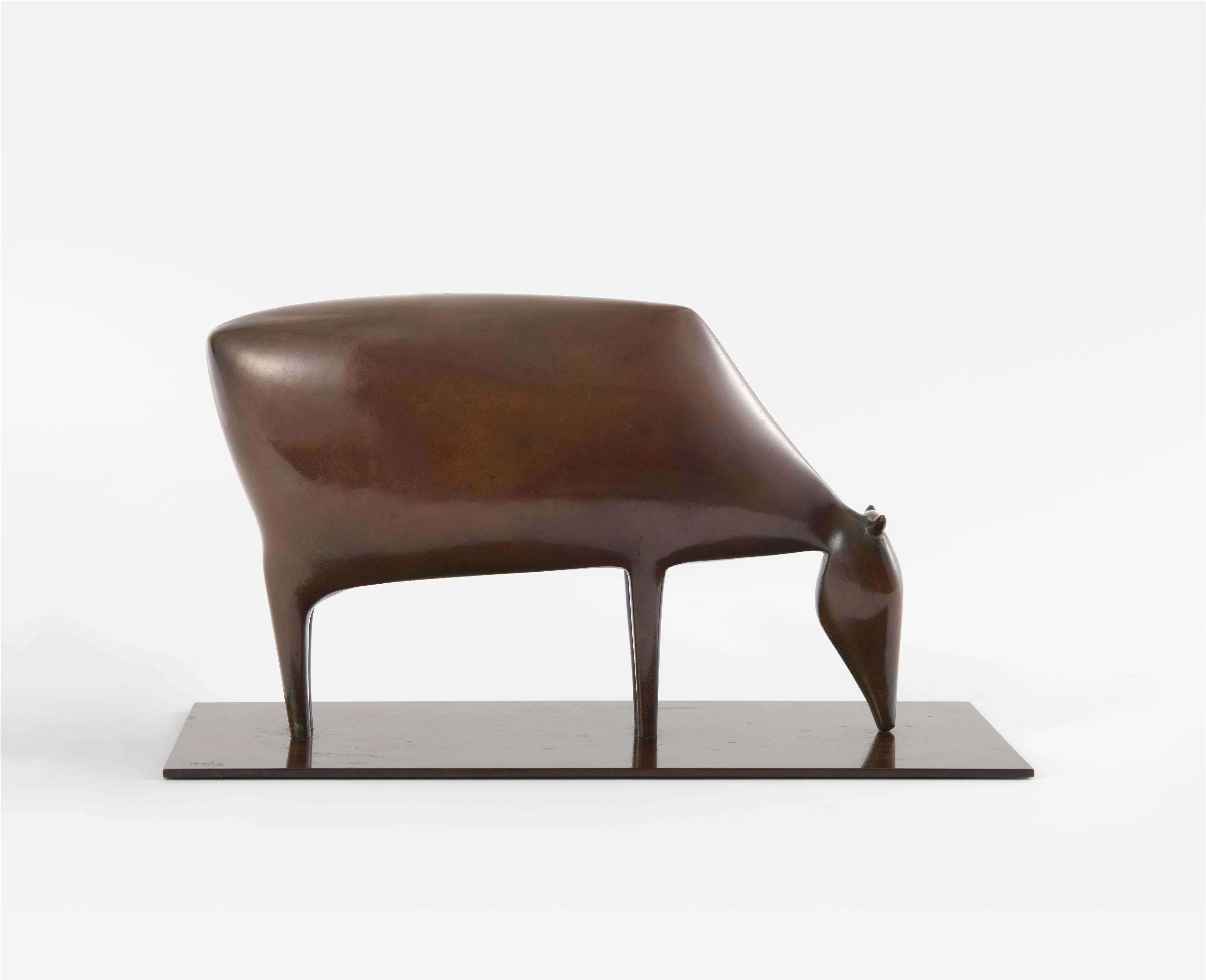 Artwork by Ewald Mataré, Grasende Kuh II, Made of bronze