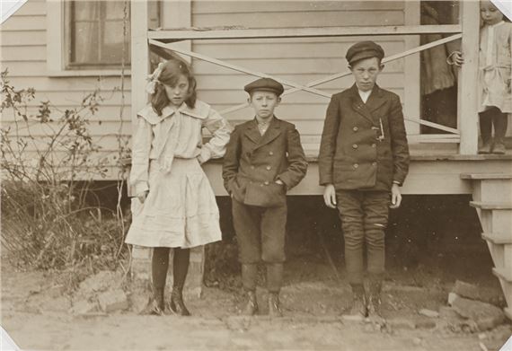 LEWIS HINE (1874–1940) Kinder auf einer Baumwollplantage / Children at a cotton plantation, c. 1910 by Lewis Hine, circa 1910