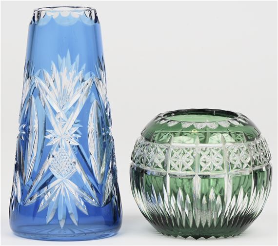 Een lot van 2 stuks Val Saint Lambert kristal, een blauw en kleurloos vaasje en een groen en kleurloos bolvaasje. Miniaturen als voorbeeld voor op maat gemaakte vazen by Val Saint Lambert