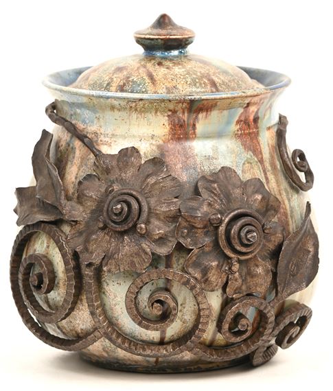 Een tabakspot met gietijzeren montuur van het atelier F. Carion. Vermoedelijk 1927