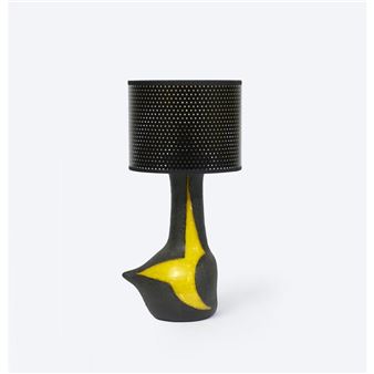 Pied de lampe en faïence, engobe noir mat granité à décor émaillé jaune sur une face et dos émaillé gris. Signé “G. Valentin Les Archanges Vallauris” au revers de la base. - Gilbert Valentin