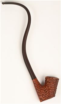 Een pijp met lange gekromde steel en met een buxushouten kop in vlechtwerkimitatie. Gemerkt en genummerd - Lorenzo