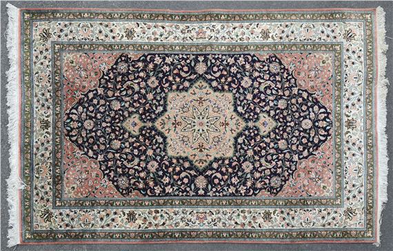 Een handgeknoopt Perzisch tapijtje van zijde