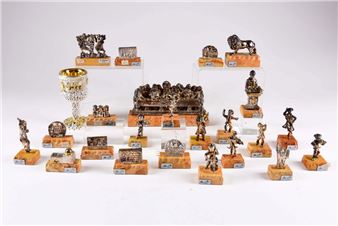 Du lot n° 501 au n°802 : Voiture - Argenterie - Porcelaine - Arts d'Asie - Histoire naturelle - Meubles - Tapis - Galerie Moderne