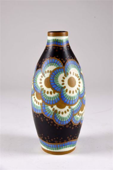 Vase fuselé au décor de fleurs schématisées sur fond noir by Leon Delfant, 1929
