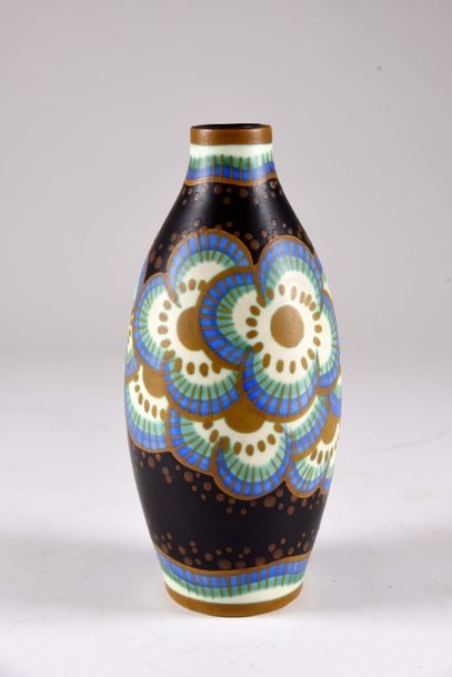 Artwork by Leon Delfant, Vase fuselé au décor de fleurs schématisées sur fond noir, Made of Faïence