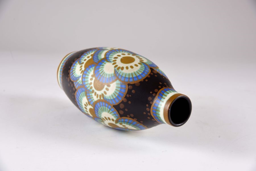 Artwork by Leon Delfant, Vase fuselé au décor de fleurs schématisées sur fond noir, Made of Faïence