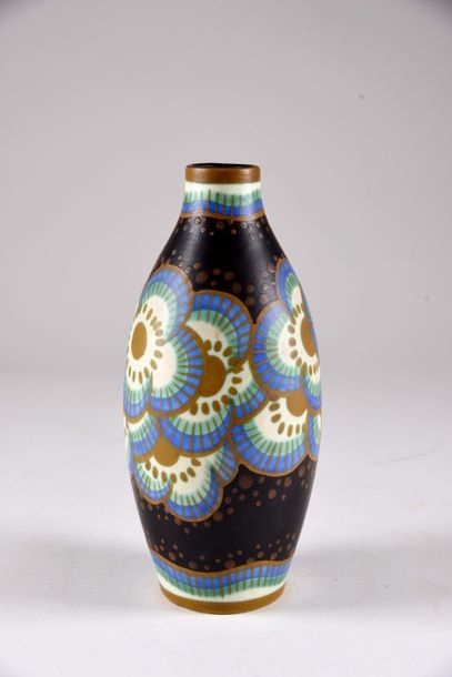 Artwork by Leon Delfant, Vase fuselé au décor de fleurs schématisées sur fond noir, Made of Faïence