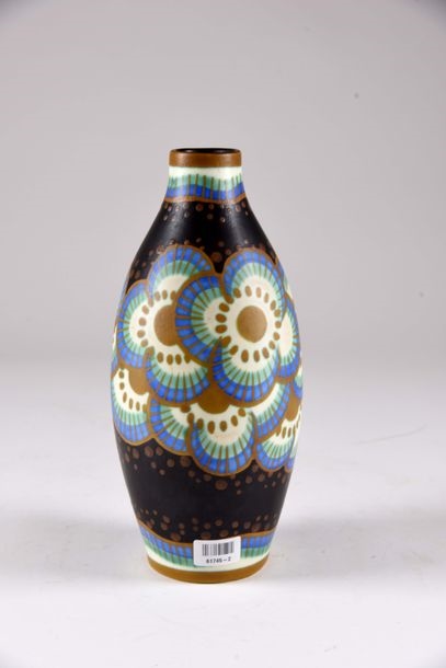 Artwork by Leon Delfant, Vase fuselé au décor de fleurs schématisées sur fond noir, Made of Faïence