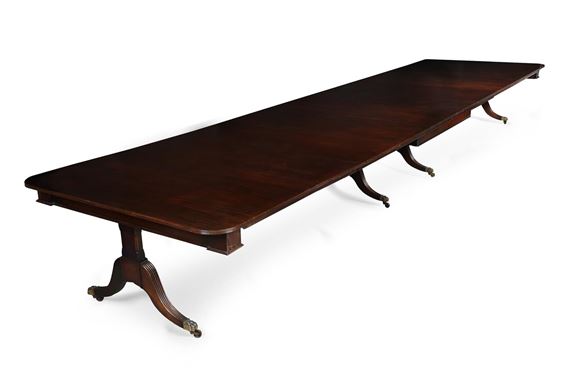 A MAHOGANY EXTENDING DINING TABLE - David Edwards